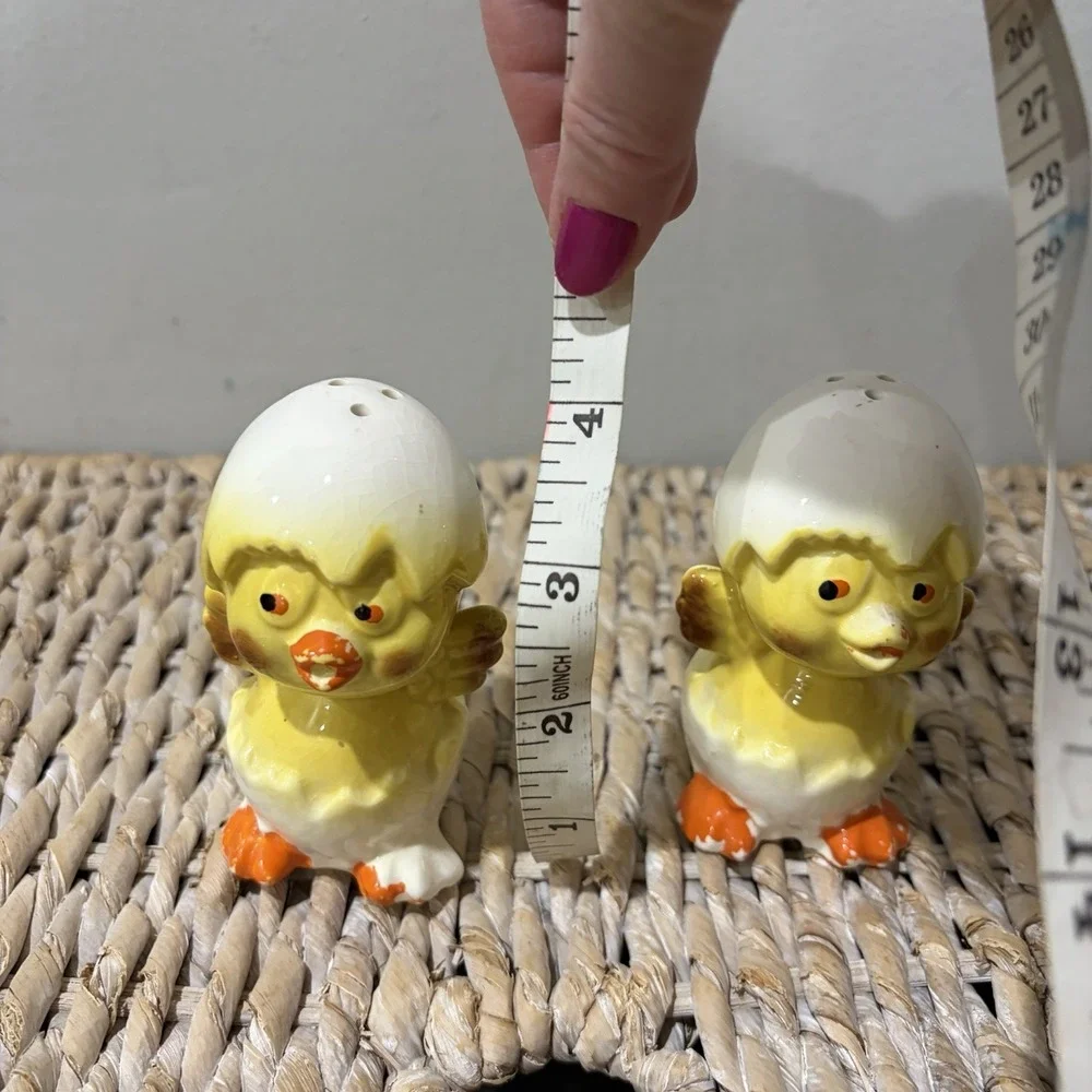 VTG Retro Japan Ceramic‎ Baby Chickens Emerging From Eggs Salt & Pepper Shakers